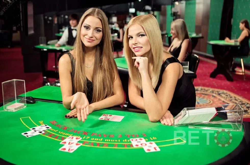 Tampilan ruang kasino live dengan meja dealer di ATOM138