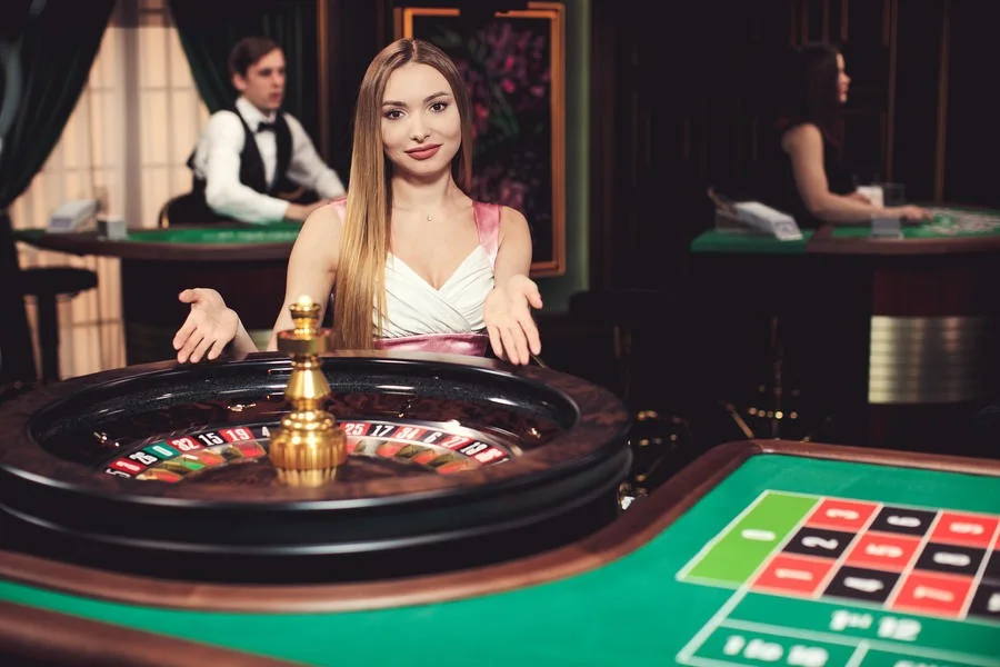 Ruang permainan kasino live ATOM138 dengan suasana meja langsung